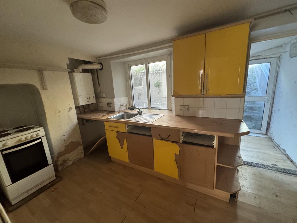 Lot: 130 - TWO-BEDROOM COTTAGE FOR IMPROVEMENT - Kitchen